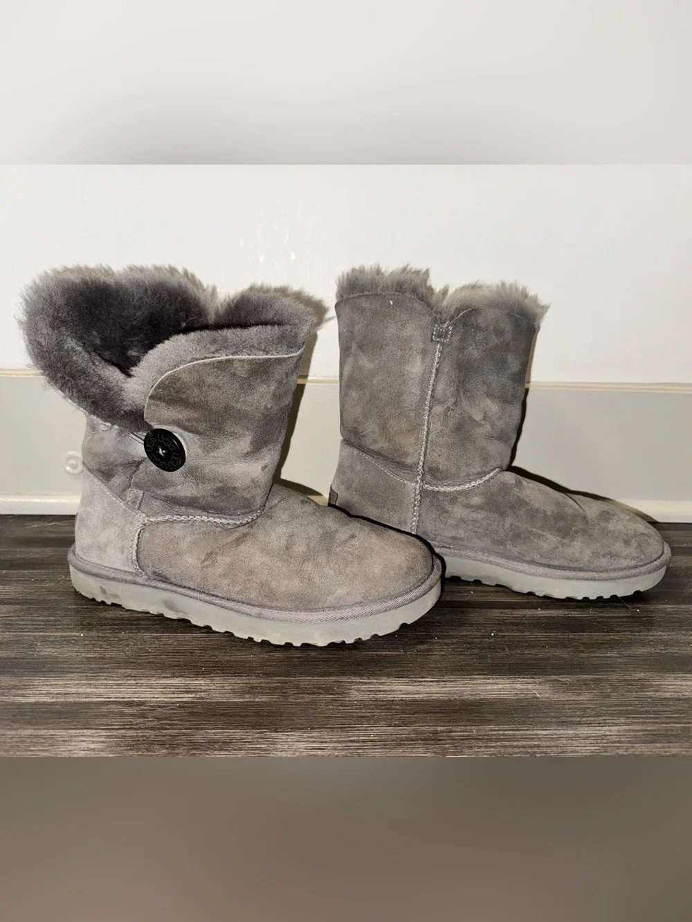 UGG Bailey Button II Boots Grey Sheepskin Sz 9 Cozy Winter